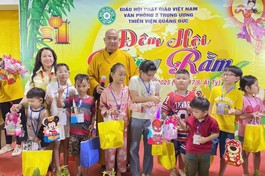 Ban Tổ chức tặng quà cho các em thiếu nhi 