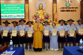 Hòa thượng Thích Chơn Không trao quyết định đến các thành viên Phân ban Gia đình Phật tử TP.HCM - Ảnh: Bá Nam