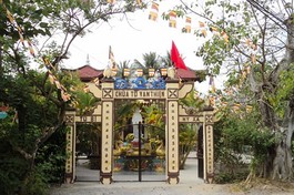 Tổ sư Thiệt Vinh Bửu Hạnh khai sơn chùa Quảng Phước trên núi Thiên Hỷ, trú trì chùa Vạn Thiện ở chân núi Phụng Thùy, kế thế trú trì tổ đình Ấn Tôn sau khi Tổ Tử Dung viên tịch