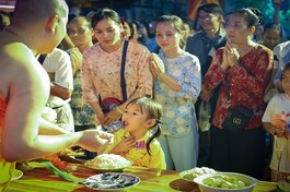 Đông đảo người dân về chùa dự Lễ hội Ok Om Bok - Ảnh: Du Nhiên/BGN