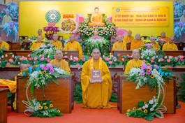 Tăng sinh nhận Bằng tốt nghiệp Lớp Cao cấp Giảng sư khóa XI