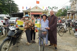 Tặng quà đến người dân tại Nhà Văn hóa thôn Phong Lục Đông, phường An Thắng