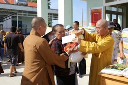 Thượng tọa Thích Quảng Hiền trao quà đến bà con xã Hàm Thuận, tỉnh Lâm Đồng