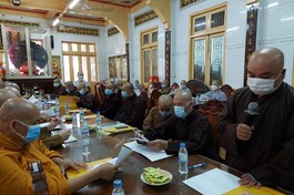 Đại đức Thích Minh Thành báo cáo, lấy ý kiến về công tác tổ chức Đại lễ Phật đản và An cư