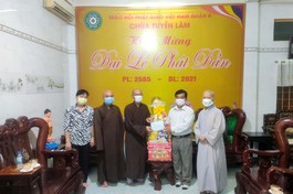 Ông Nguyễn Văn Lượng tặng quà chúc mừng Phật đản đến Ban Trị sự Phật giáo quận 6 