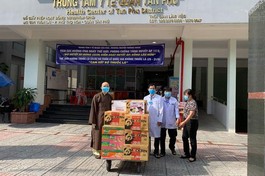 Đại diện chư Tăng chùa Pháp Vân tặng quà tại khu cách ly tập trung 