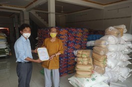 Thượng tọa Thích Thiện Nghĩa, Trưởng ban Trị sự Phật giáo quận 6 trao quà cho đại diện Ủy ban MTTQVN quận 6 