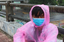 Hình ảnh anh Tính ngồi trên cầu Ông Lãnh, ánh mắt buồn xa xăm 