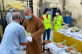 Hòa thượng Thích Thiện Ngộ tặng quà đến người dân có hoàn cảnh khó khăn trên địa bàn