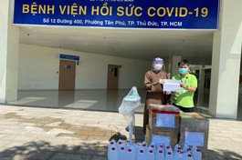 Đại đức Thích Hạnh Văn trao trang thiết bị y tế tại Bệnh viện Hồi sức Covid-19, TP.Thủ Đức 