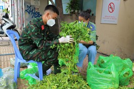 Hình ảnh bộ đội giúp dân được lan tỏa khắp ngõ hẻm trong những ngày TP.HCM giãn cách - Ảnh: Khánh Vi