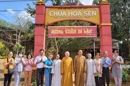 Đoàn Ban Hướng dẫn Phật tử Trung ương chúc Tết đồng bào tại tỉnh Bình Phước - Ảnh: Phước Ngô