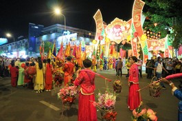 Cộng đồng người Hoa tại TP.HCM trong đêm lễ hội Tết Nguyên tiêu 