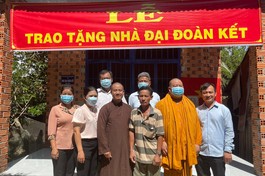 Phái đoàn dự lễ tân gia ngôi nhà tình thương hoàn tất trong mùa Phật đản