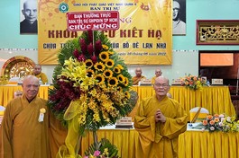 Đại diện Ban Thường trực Ban Trị sự GHPGVN TP.HCM tặng hoa chúc mừng