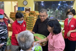 Chư tôn đức chùa Hạnh Nguyện tặng quà cho người dân địa phương