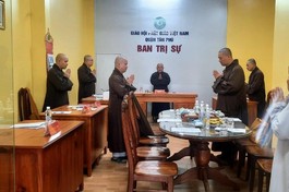 Chư tôn đức niệm Phật cầu gia hộ trước khi tiến hành phiên họp