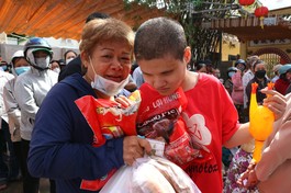 Bà Nguyệt Quý và cháu gái Yến Linh có Tết khi nhận được quà của chùa Long Hoa (Q.8, TP.HCM)