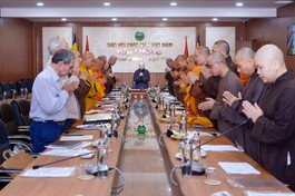 Chư tôn đức cử hành nghi thức niệm Phật trước khi phiên họp bắt đầu