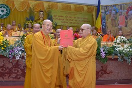 Hòa thượng Chủ tịch Hội đồng Trị sự trao quyết định chuẩn y nhân sự Ban Hướng dẫn Phật tử T.Ư GHPGVN nhiệm kỳ IX (2022-2027) đến Hòa thượng Thích Khế Chơn - Ảnh: Bảo Toàn/BGN