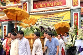 Phụng tống kim quan Thượng tọa Thích Giác Huệ đến nơi trà-tỳ - Ảnh: PGCG