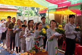 Dâng hoa cúng dường Đức Phật