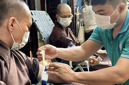 Chư Tăng đang An cư kiết hạ tại hạ trường chùa Tuyền Lâm (Q.6) tham gia hiến máu