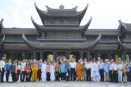 Thành viên đoàn chụp hình lưu niệm tại chùa Tam Chúc, tỉnh Hà Nam