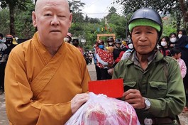 Hòa thượng Thích Duy Trấn tặng 800 phần quà để đồng bào dân tộc đón Tết - Ảnh: Minh Lương