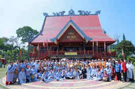 Đoàn hành hương lưu niệm tại chùa Di Đà (Bảo Lộc, Lâm Đồng)