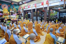 Hơn 100 hành giả tại trường hạ chùa Bồ Đề Lan Nhã (Q.6) thực hiện Bố-tát, thính giới