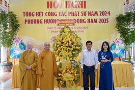 Đại diện Quận ủy, Ủy ban Nhân dân, Ủy ban MTTQVN Q.11 chúc mừng Ban Trị sự Phật giáo Q.11