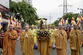 Trang nghiêm và thành kính trong Lễ rước Phật đản sinh từ tịnh xá Lộc Uyển về chùa Tuyền Lâm - Ảnh: H.Y 