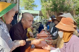Thượng tọa Thích Viên Trí và thành viên đoàn trao quà hỗ trợ đồng bào vùng bão lũ tỉnh Đắk Lắk