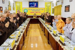 Chư tôn đức niệm Phật cầu gia hộ trước khi bắt đầu phiên họp