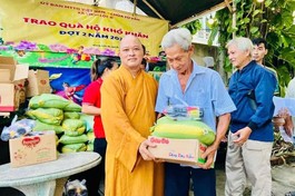 Đại diện chùa Từ Vân trao tặng 100 phần quà đến hộ dân có hoàn cảnh khó khăn trên địa bàn