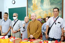 Chùa Phước Viên, tu viện Tường Vân tặng quà đến người khiếm thị và trao học bổng Nguyễn Hữu Thọ