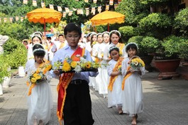 Các em thiếu nhi chùa Xá Lợi Phật Đài dâng hoa cúng dường chư tôn đức sau ba tháng hạ an cư