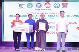 Thượng tọa Thích Tâm Chơn trao bảng tượng trưng số tiền 250 triệu đồng ủng hộ Quỹ Vì người nghèo đến Ủy ban MTTQVN Q.Bình Thạnh