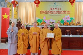 Hòa thượng Thích Nhựt Hỷ trao Bằng tuyên dương công đức đến tập thể Ban Trị sự GHPGVN Q.Bình Thạnh