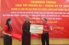 Hòa thượng Thích Huệ Công trao bảng tượng trưng ủng hộ các hộ gia đình khó khăn tại Q.8