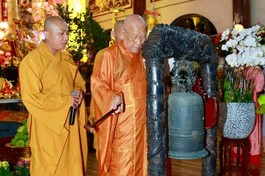 Trưởng lão Hòa thượng Thích Như Niệm, Phó Thư ký Hội đồng Chứng minh thực hiện nghi thức khai chuông đầu năm Ất Tỵ - 2025