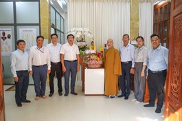 Thượng tọa Thích Đức Huệ, đại điện Phòng chẩn trị Y học cổ truyền Linh Sơn nhận lẵng hoa chúc mừng nhân ngày Thầy thuốc Việt Nam (27-2) - Ảnh: Nguyên Tài/BGN