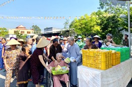 Quang cảnh buổi tặng cơm chay đến người khó khăn tại chùa Từ Hạnh