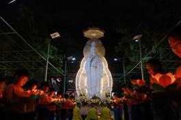 Lễ hoa đăng cầu nguyện nhân ngày vía Đức Quán Thế Âm Bồ-tát tại chùa Diệu Pháp (Q.Bình Thạnh, TP.HCM)