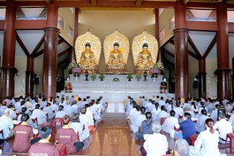 Phật tử trì tụng kinh trong khóa tu Ngày an lạc tổ chức tại chùa Thanh Tâm (H.Bình Chánh, TP.HCM)