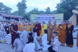 Phật tử cúng dường đến chư Tăng tại Myanmar