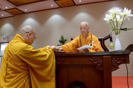 Đức Pháp chủ GHPGVN trao học bổng Đức Nhuận đến chư Tăng nghiên cứu sinh khoa Phật học thuộc Học viện Phật giáo VN tại TP.HCM - Ảnh: Bảo Toàn/BGN