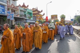 Cung thỉnh kim quan Trưởng lão Hòa thượng Thích Thiện Lạc đến nơi trà-tỳ - Ảnh: Nguyên Tài/BGN