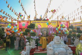 Nghi thức thả bong bóng cầu nguyện hòa bình thế giới - Ảnh: Nguyên Tài/BGN